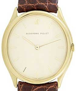 Vintage Oval in Yellow Gold on Leather Strap with Beige Dial