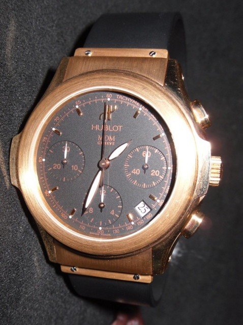 Elegant Chronograph in Rose Gold on Rubber Strap with Black Dial