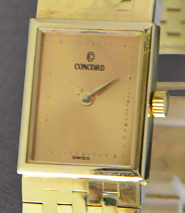 Classique in Yellow Gold on Yellow Gold Bracelet with Champagne Dial
